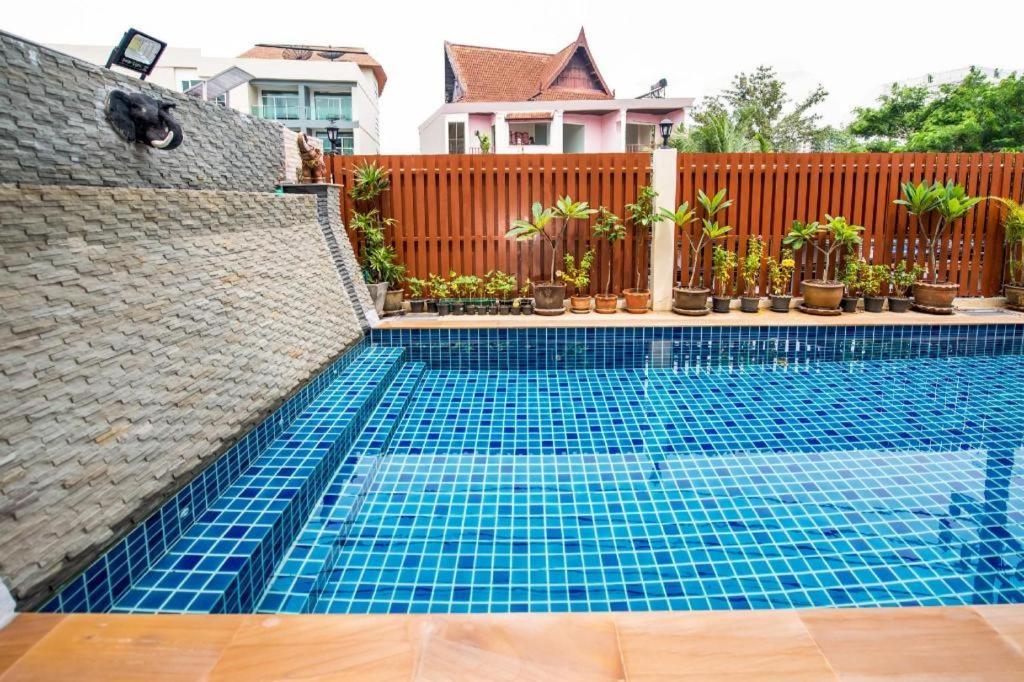 Отель Oyo 343 Wanna Marine Patong Экстерьер фото