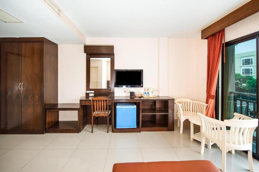 Отель Oyo 343 Wanna Marine Patong Экстерьер фото