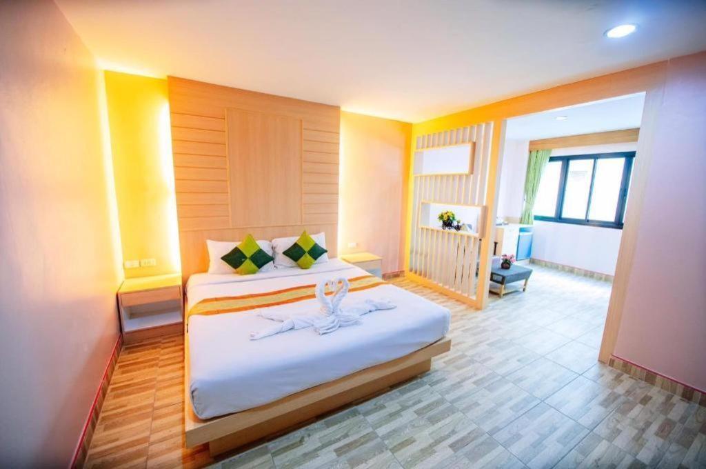 Отель Oyo 343 Wanna Marine Patong Экстерьер фото